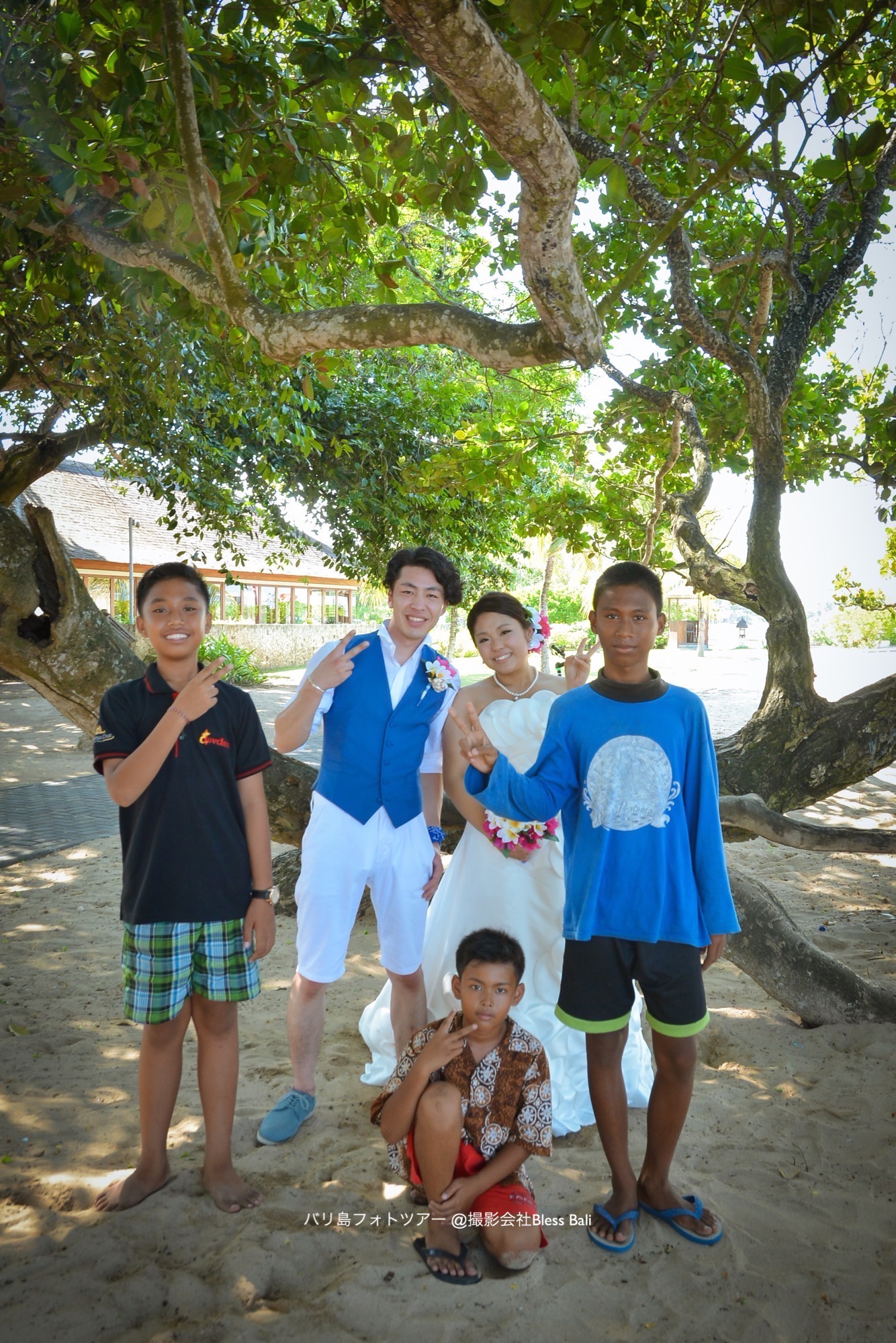 ビーチで遊ぶ地元の子供たちと撮影