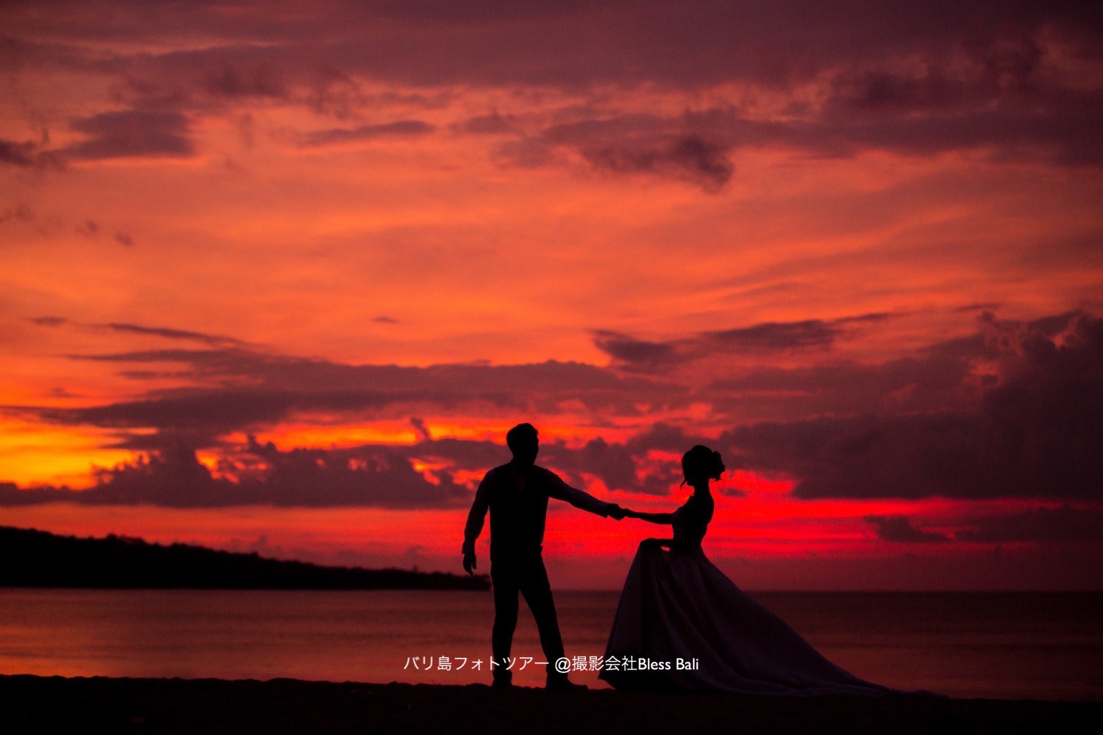 赤く染まったバリ島の夕日をバックに撮影