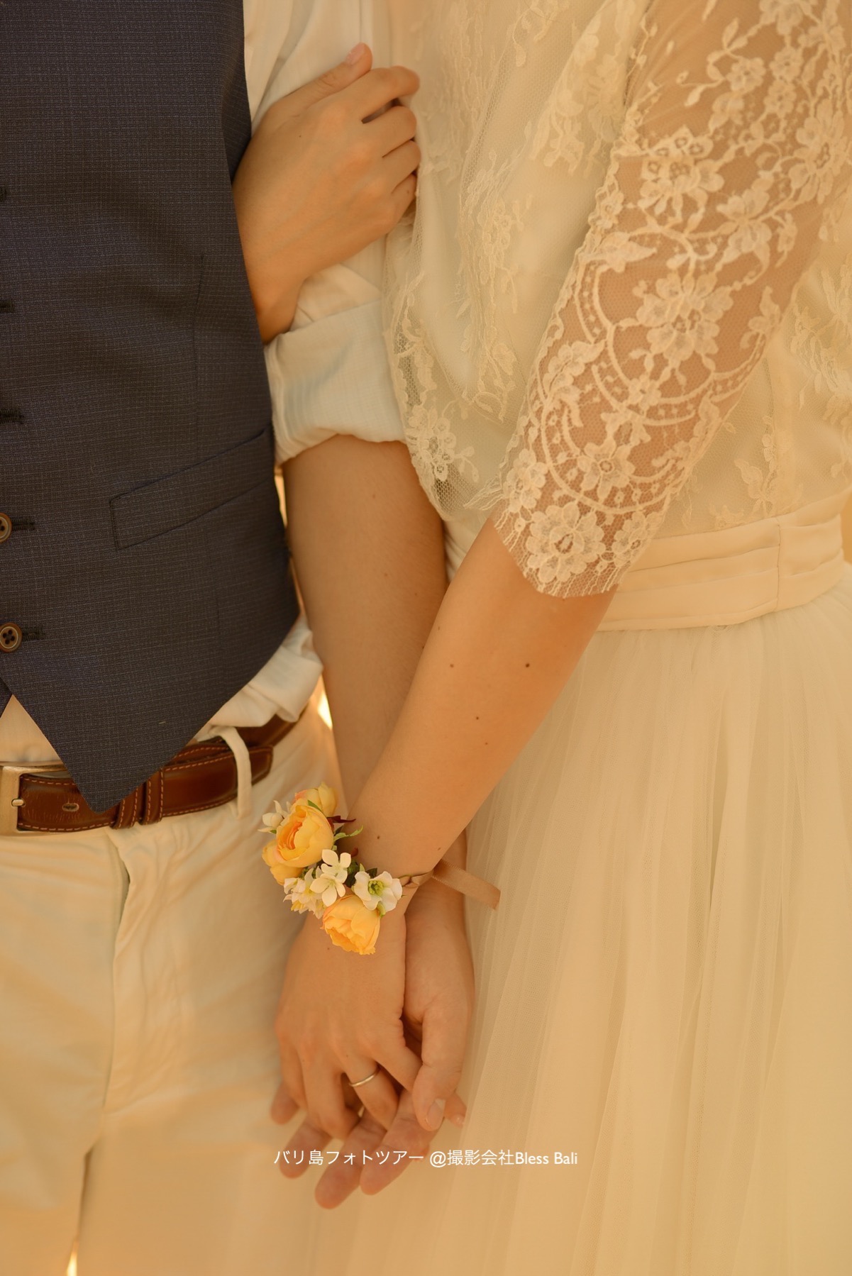 花のブレスレットを付けた腕組みカット