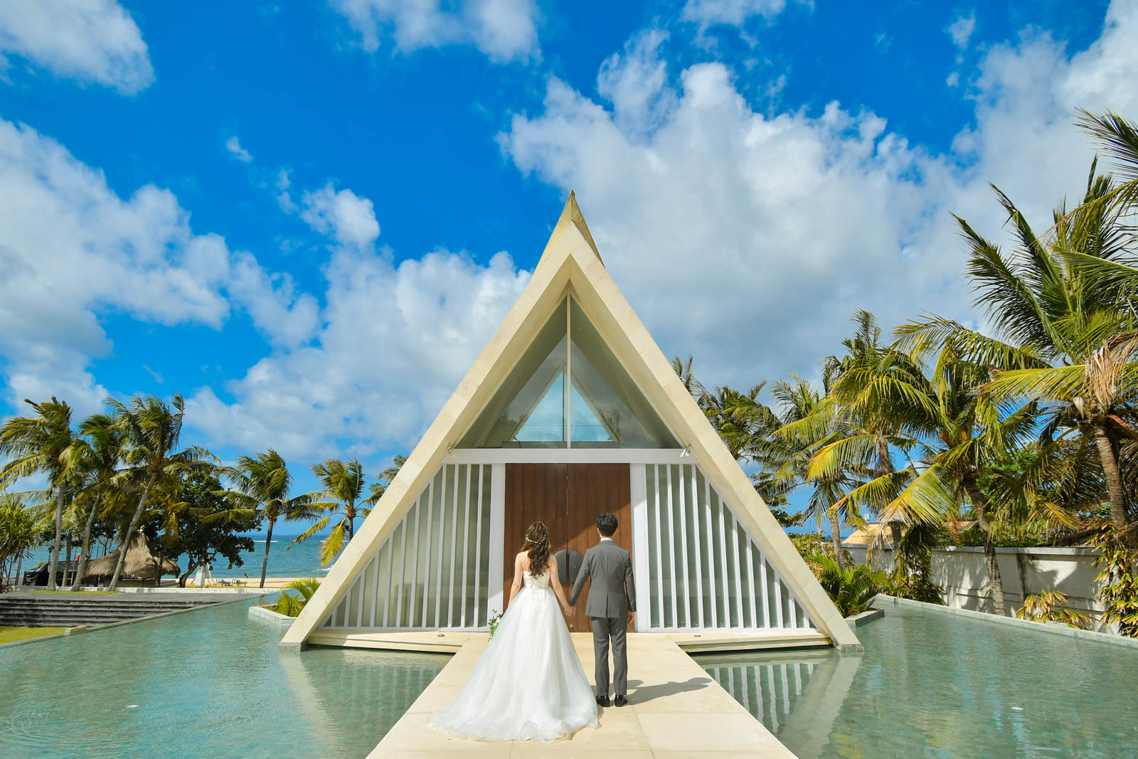 バリ島ウルシャンティチャペルでフォトウェディング