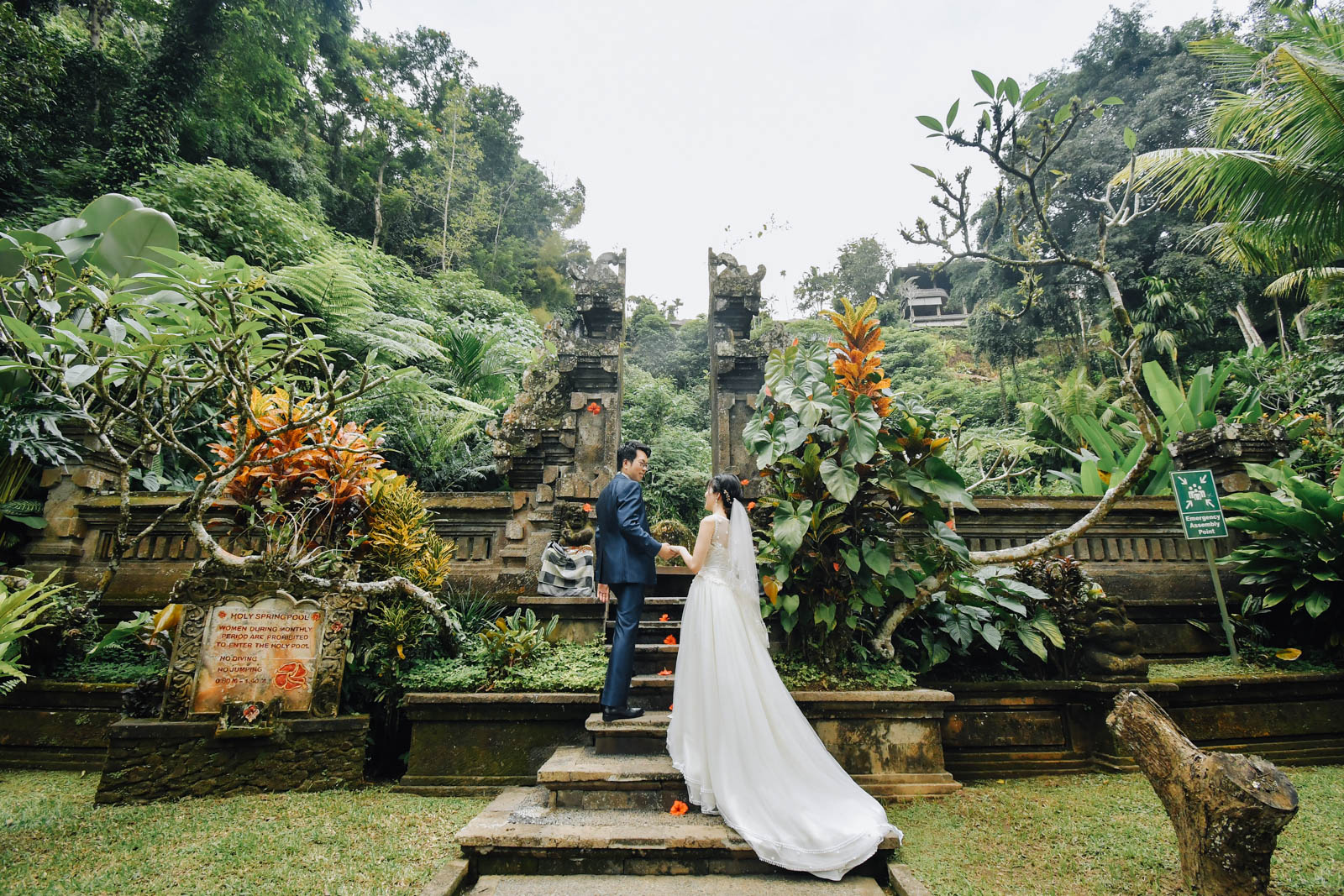 ロイヤルピタマハの石門を上る新郎新婦