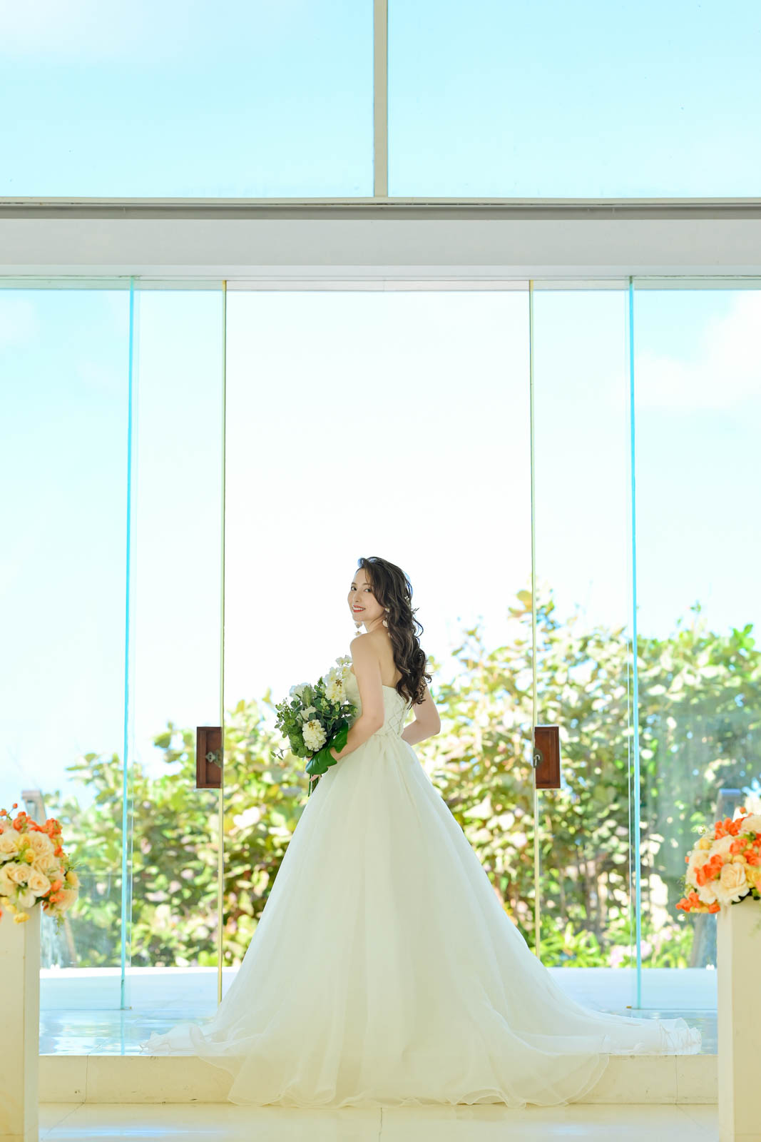 バリ島チャペルで純白のウェディングドレスを着た花嫁の後ろ姿｜持ち込み衣装フォトウェディング