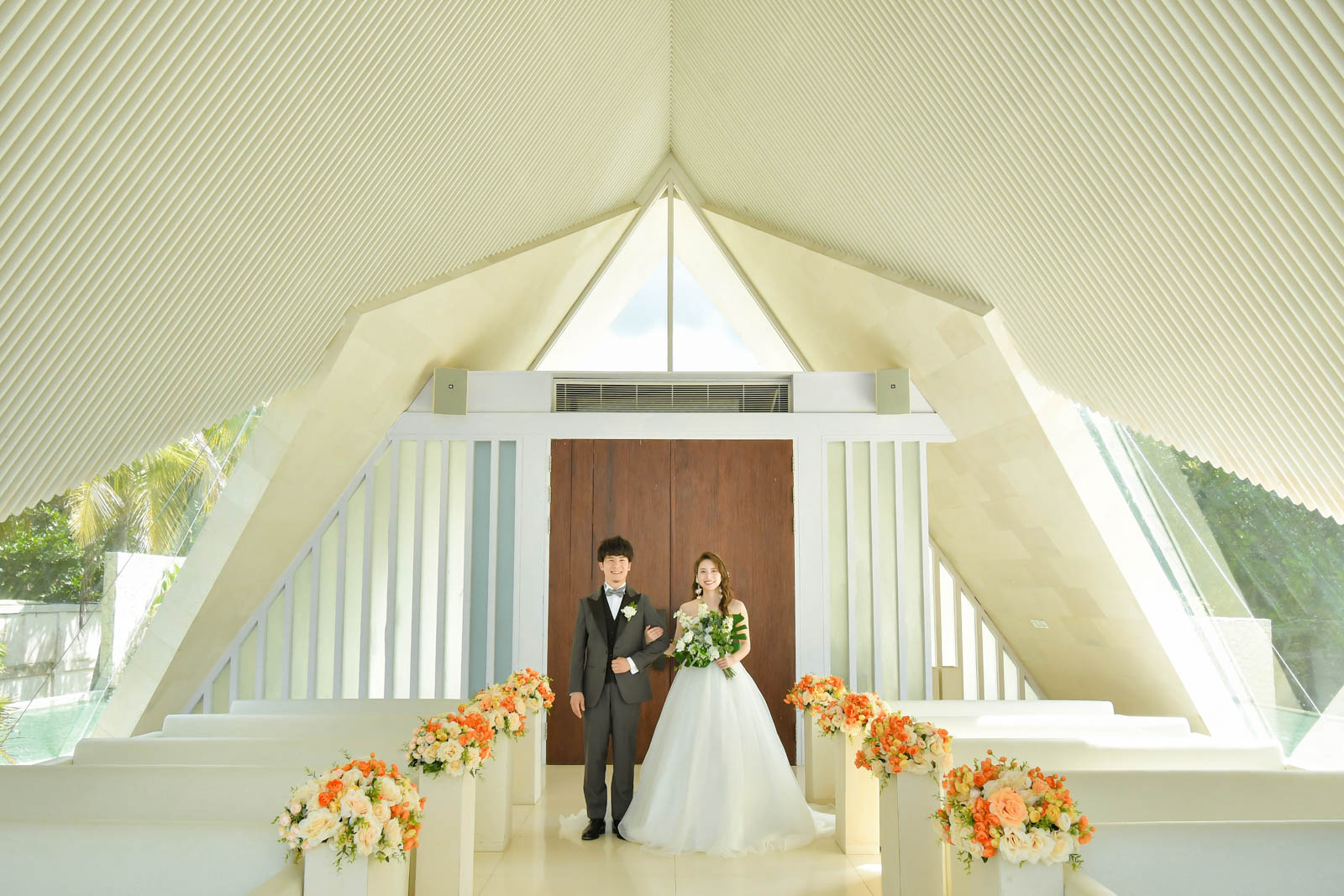 ウルシャンティチャペルの入口に立つ新郎新婦