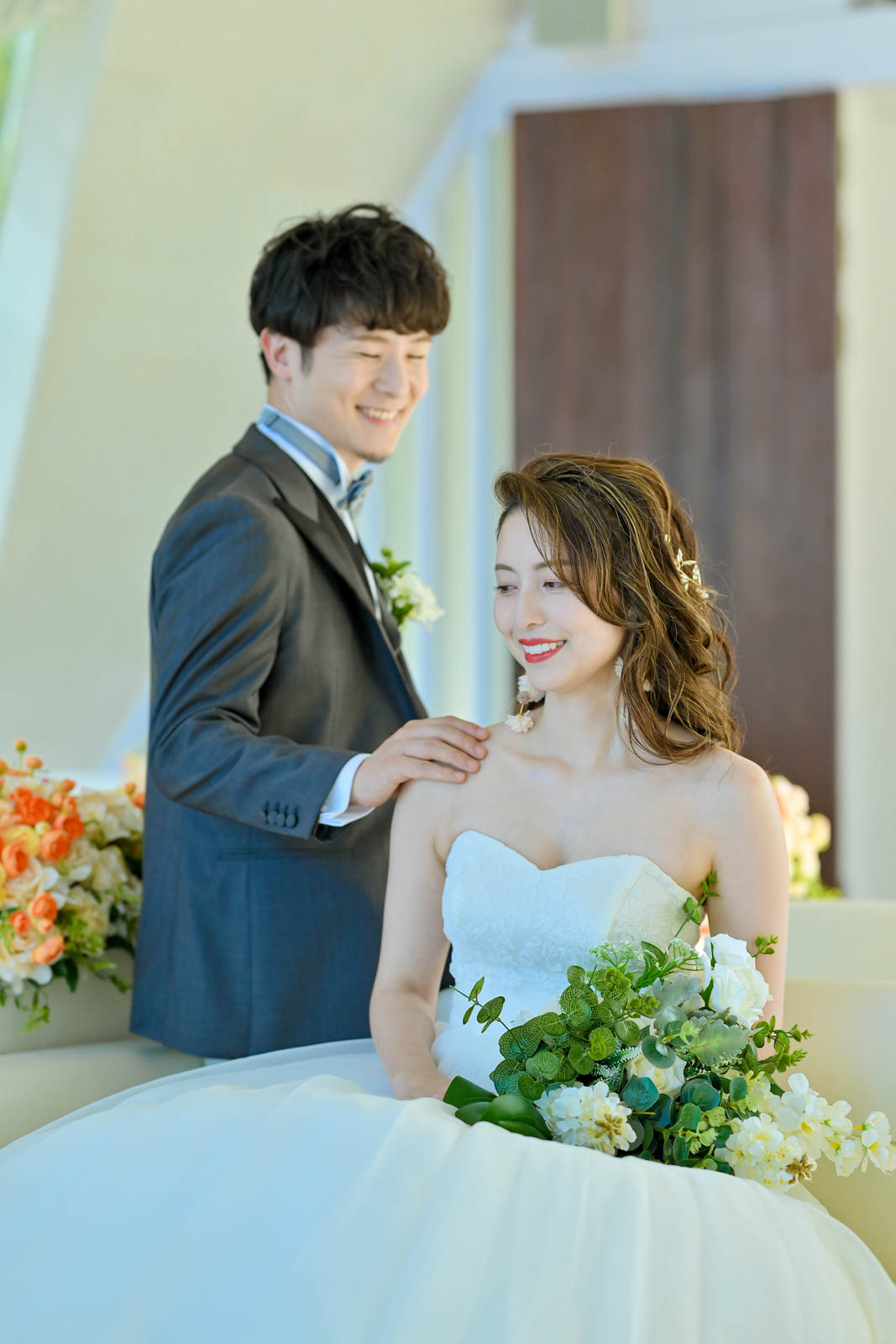 チャペル内で微笑み合う新郎新婦のリラックスショット