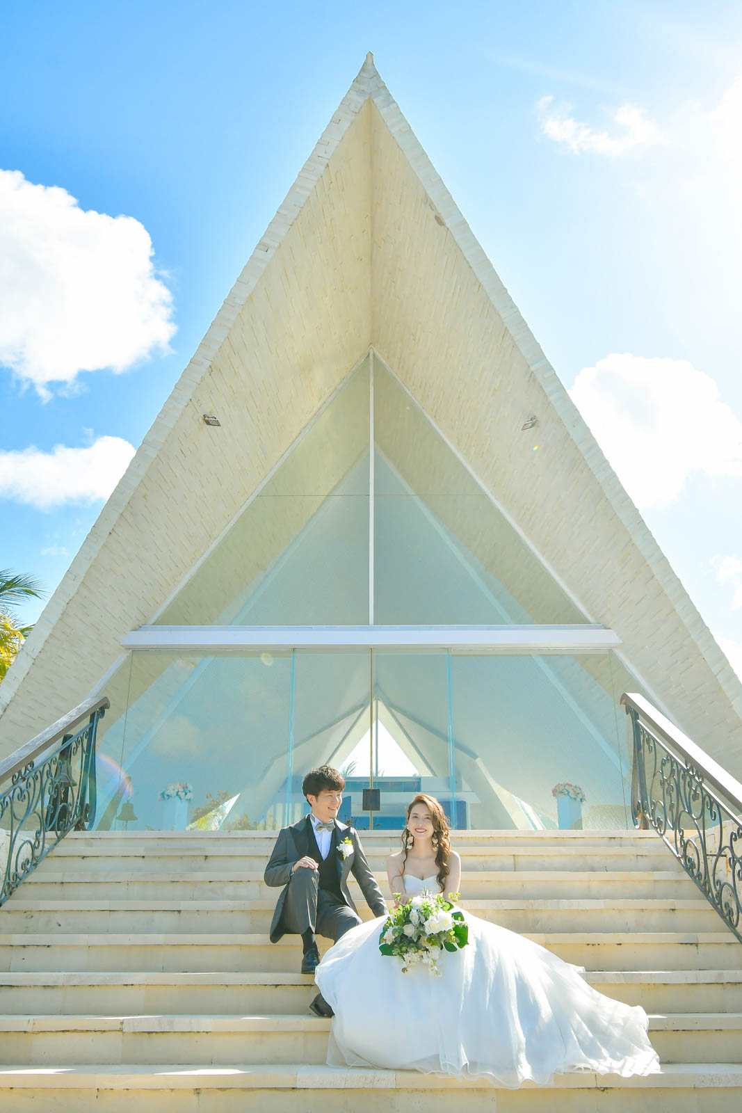 ウルシャンティチャペルの階段に座る新郎新婦