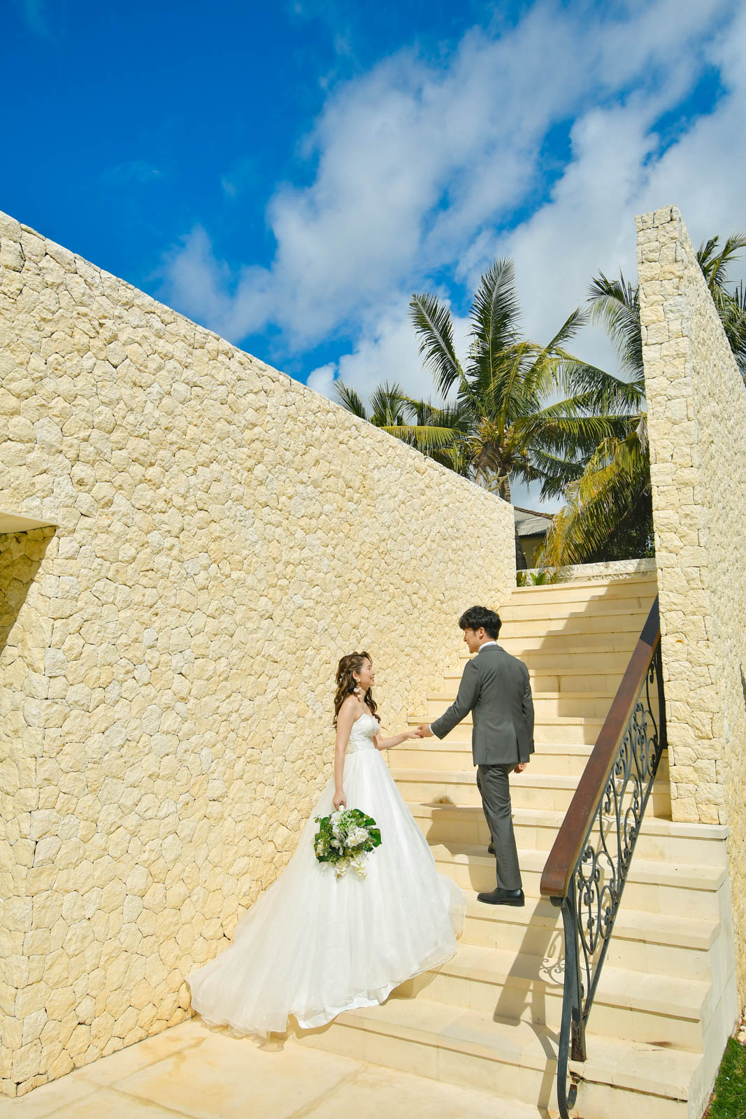 ウルシャンティチャペル周辺の絵になる階段で手を取り合う新郎新婦