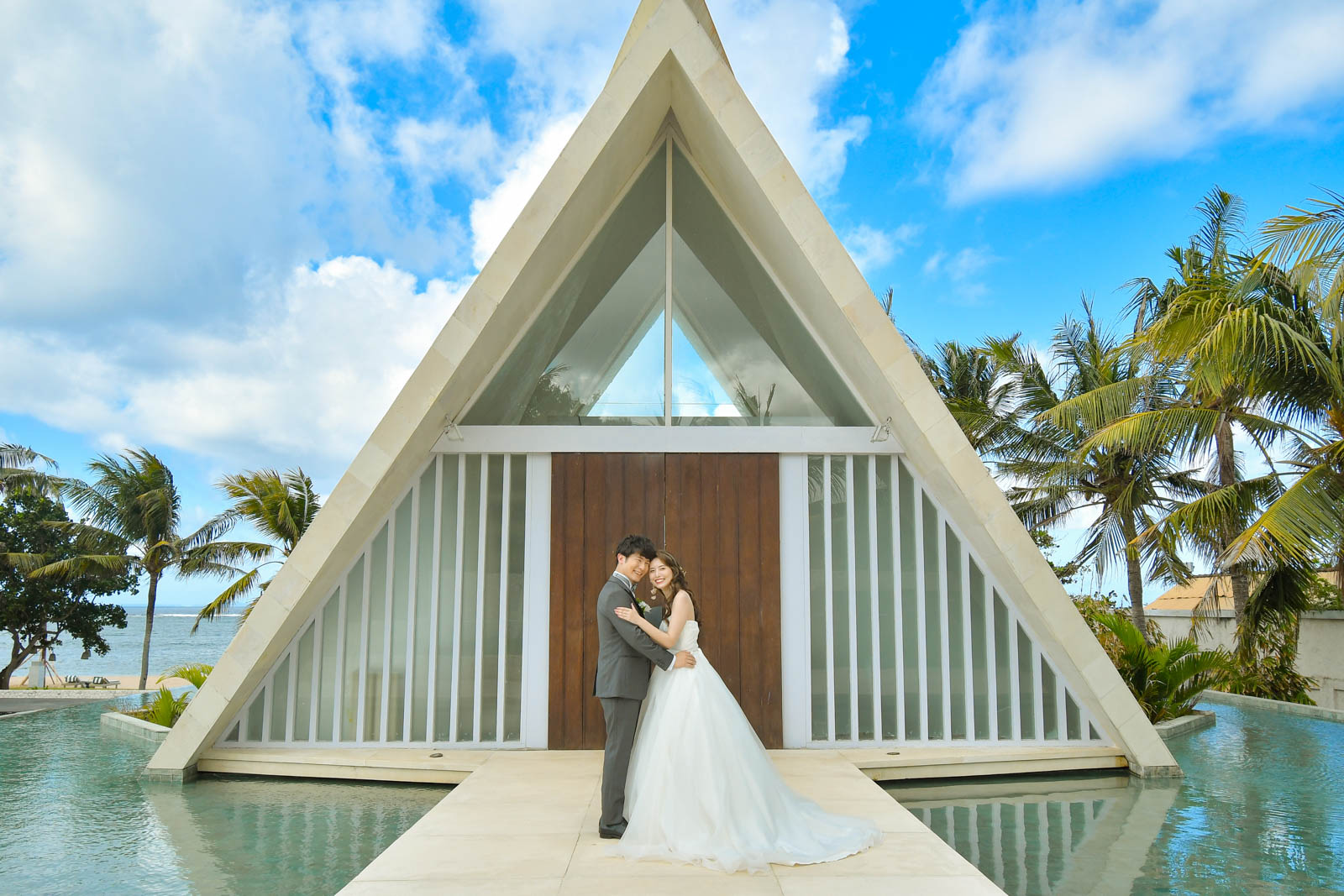 ウルシャンティチャペルの前で抱き合う新郎新婦｜バリ島フォトウェディング