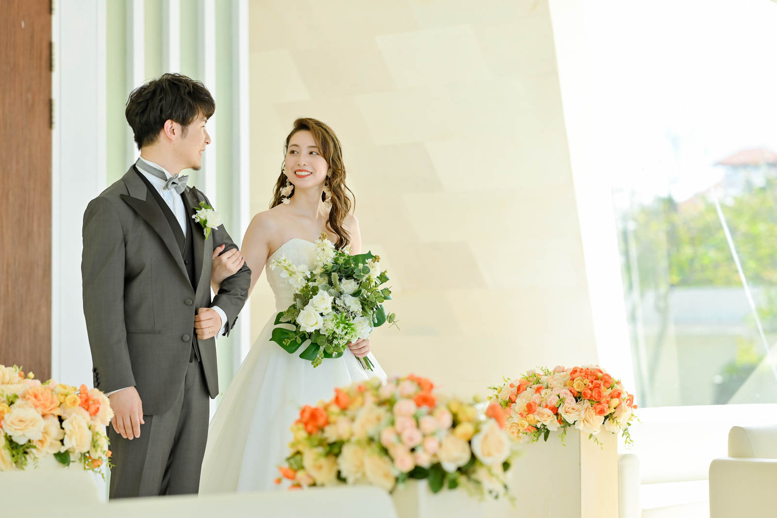 チャペル内で腕を組んで歩く新郎新婦