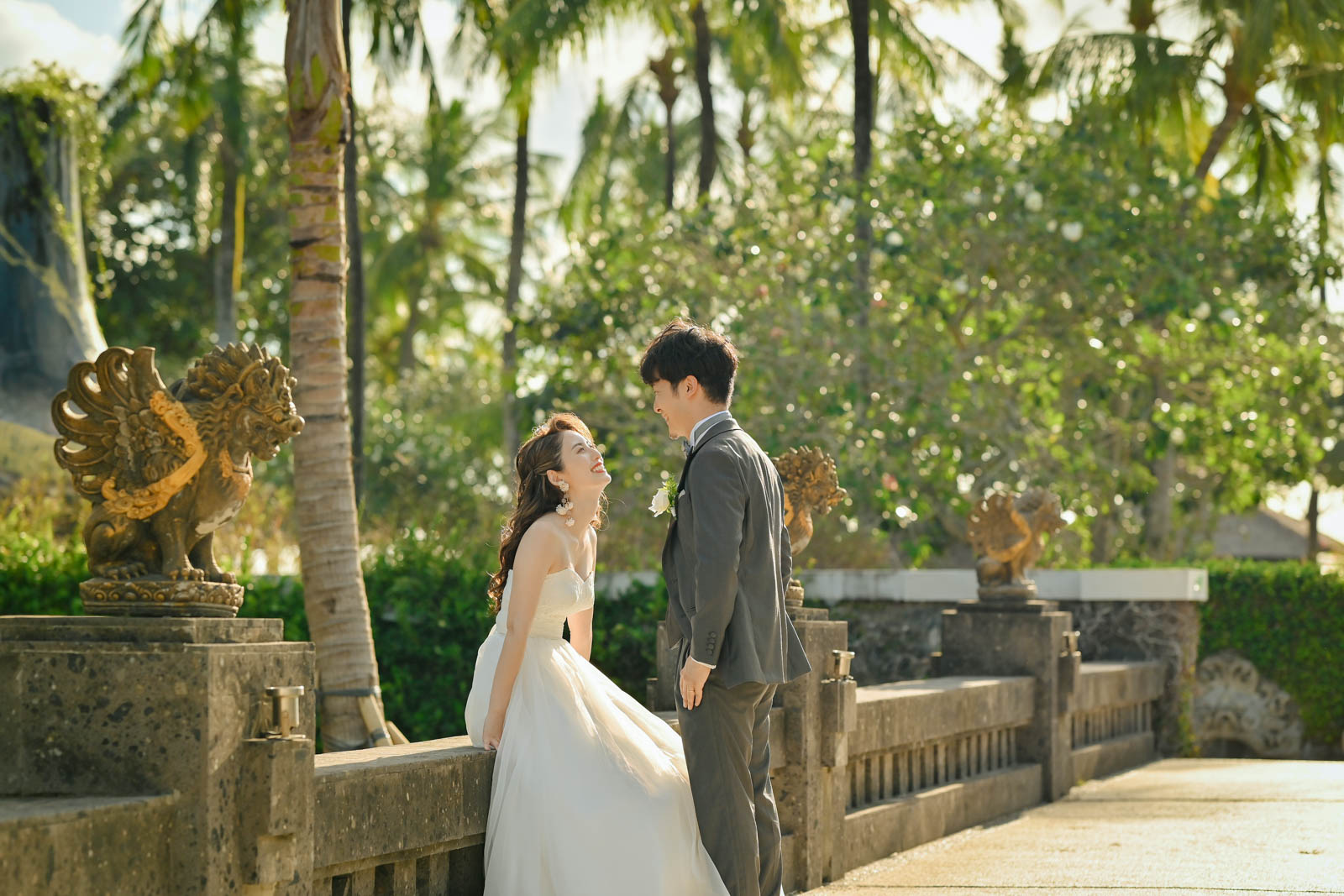 ガルーダ像の橋の上で笑い合う新郎新婦｜インターコンチネンタル・バリ・リゾート