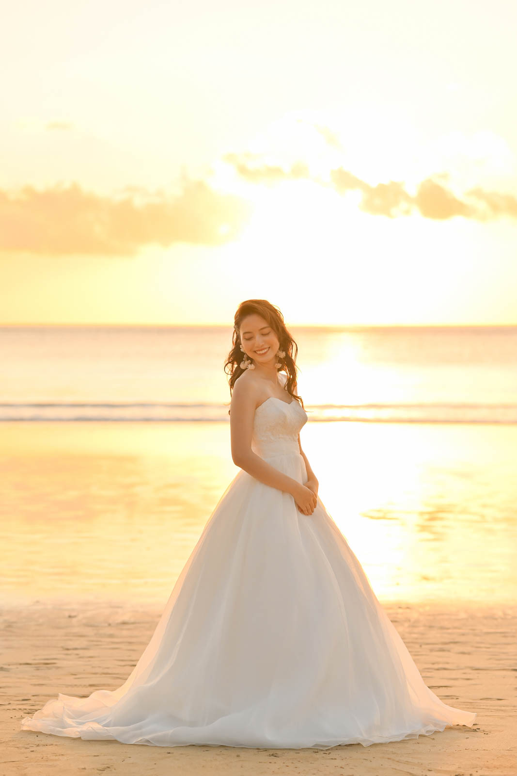 夕暮れのジンバランビーチで微笑む花嫁のソロショット