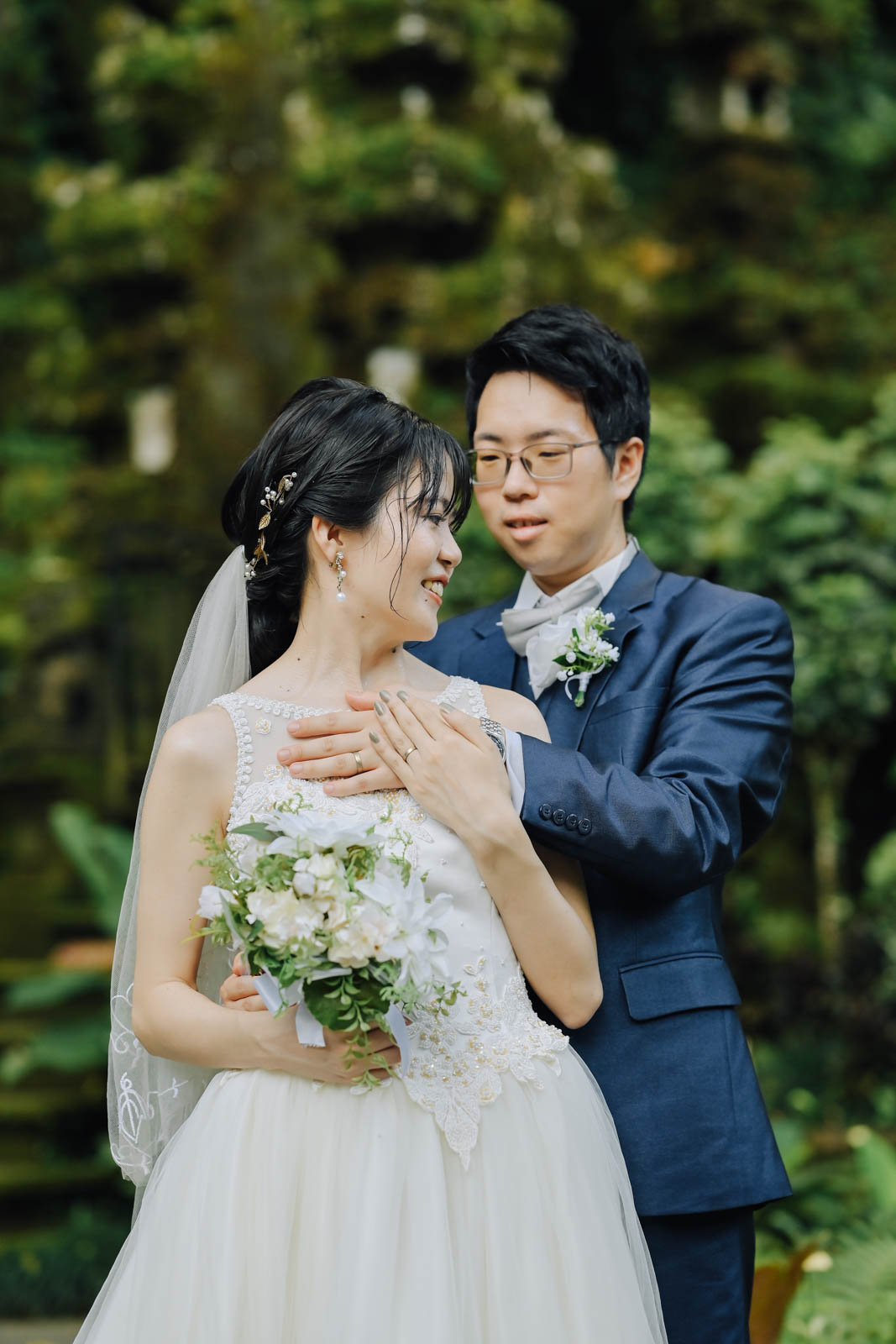 新郎が新婦を抱き寄せるロイヤルピタマハでのポートレート