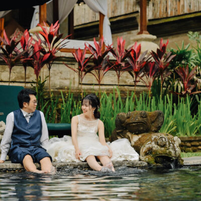 ロイヤルピタマハのプールサイドで見つめ合う新郎新婦