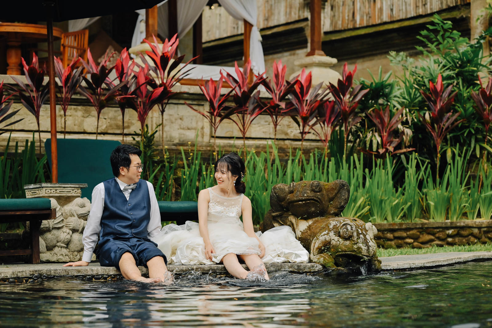 ロイヤルピタマハのプールサイドで見つめ合う新郎新婦
