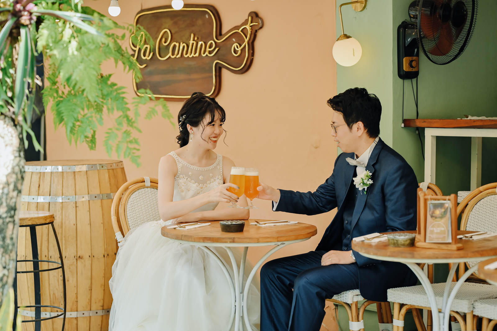 ウブドのカフェ「La Cantine」で乾杯する新郎新婦