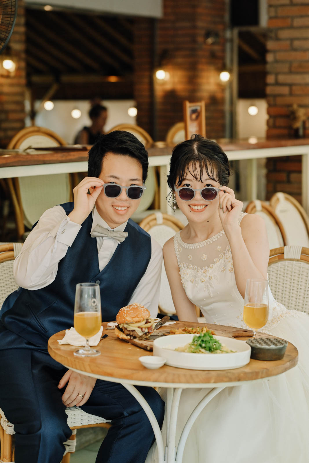 サングラスをかけて微笑む新郎新婦のアップショット