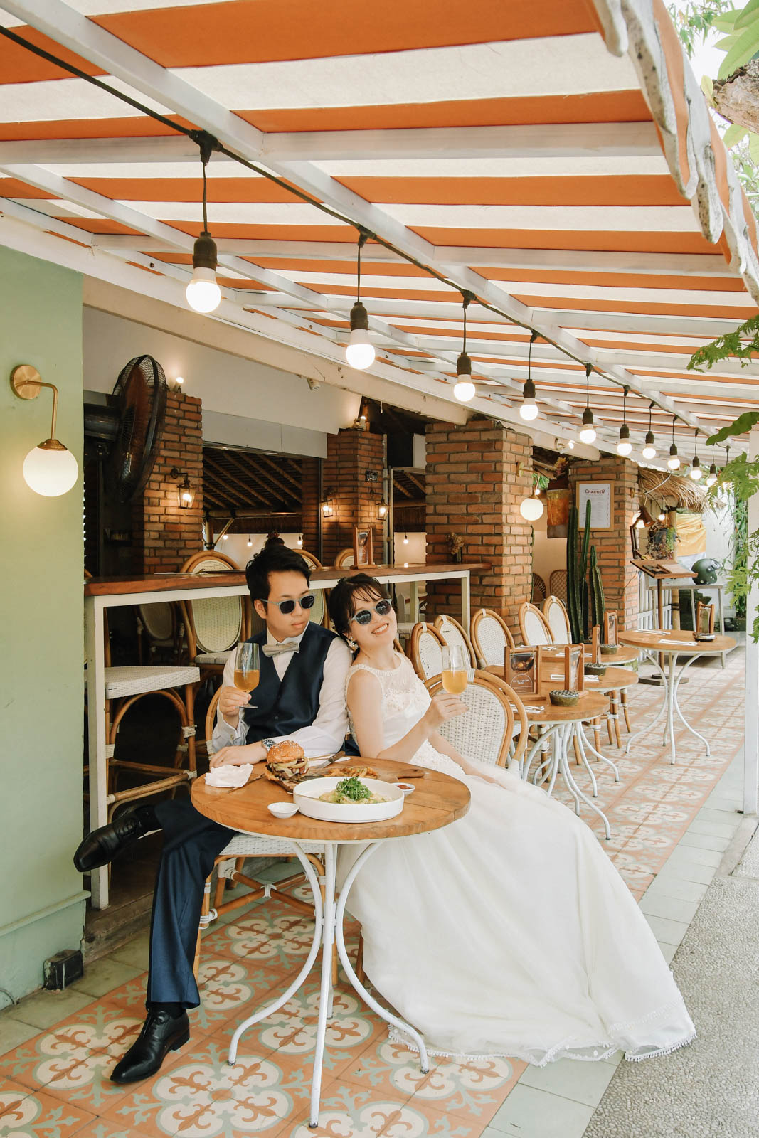 カフェのテラス席でくつろぐ新郎新婦