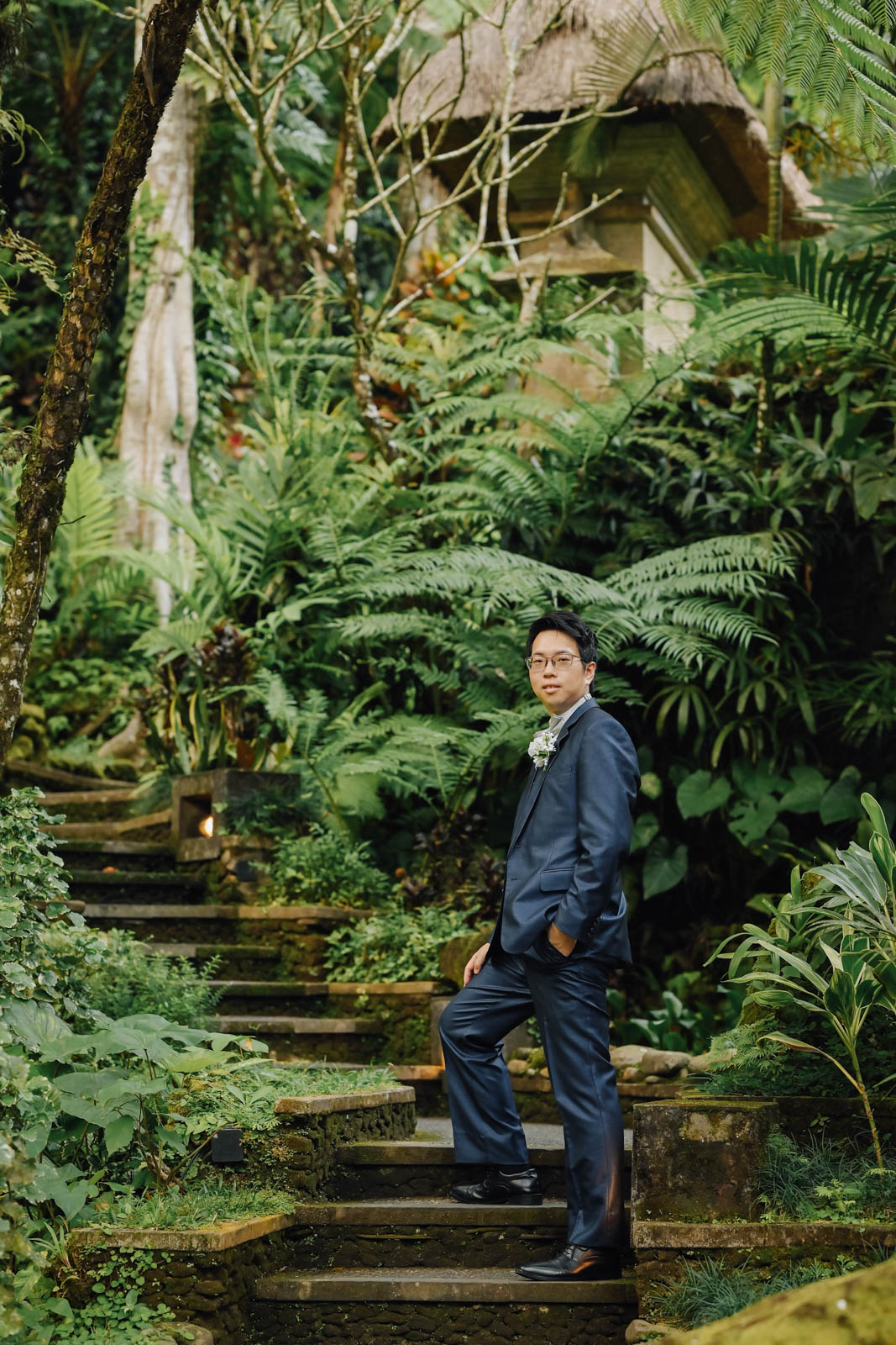 ウブドの緑に囲まれたガーデンで微笑む新婦