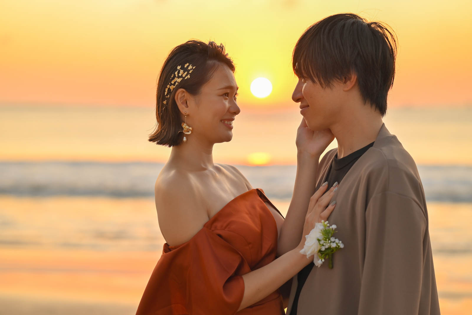 夕日のビーチで見つめ合うカップルのバリ島ウェディングフォト