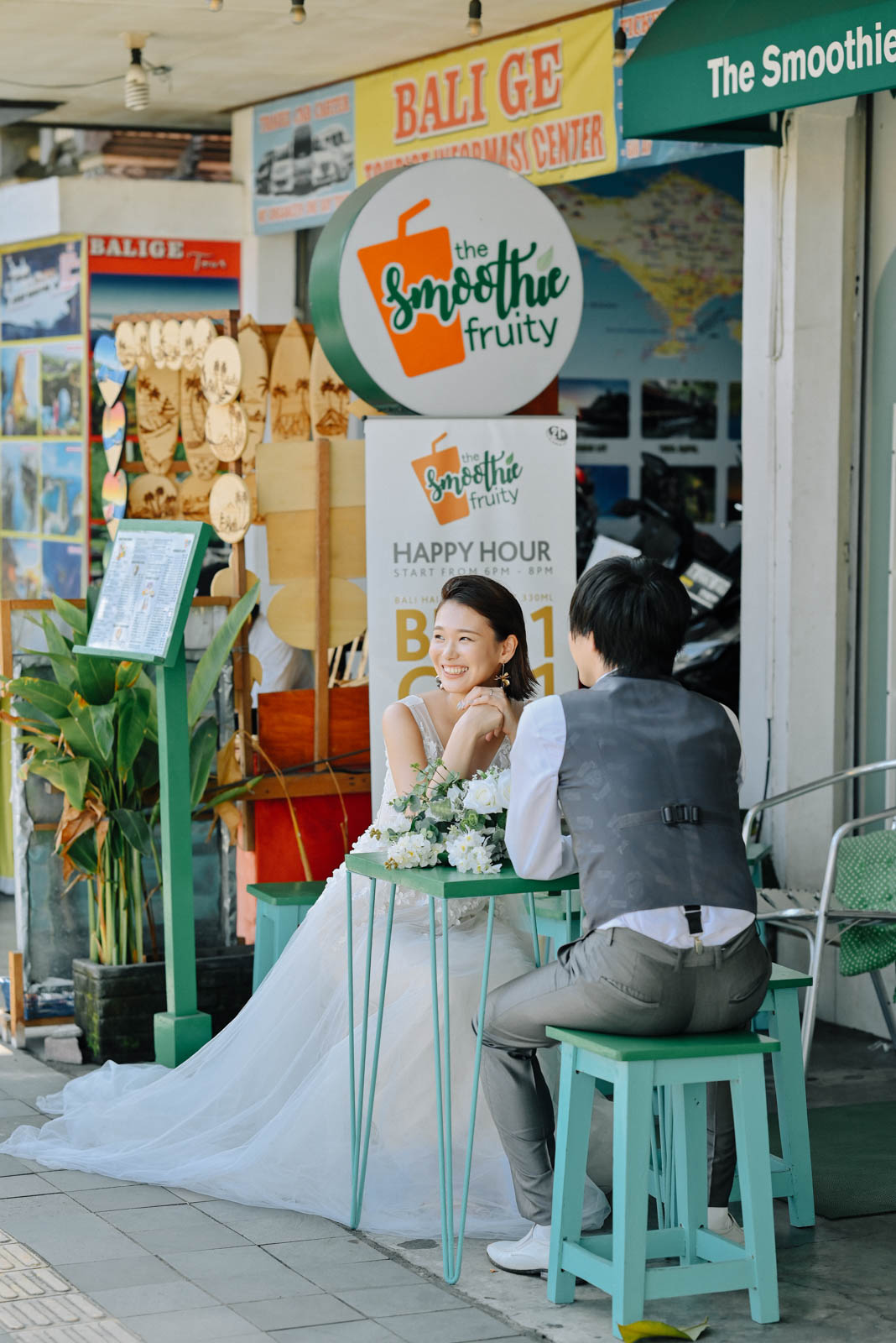 バリ島のカフェ店先で向かい合って座る新郎新婦
