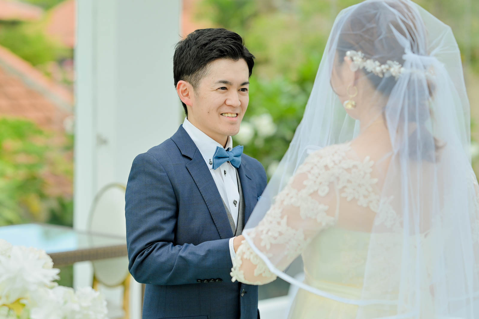 バリ島チャペルでベール越しに向き合う新郎新婦のウェディングフォト