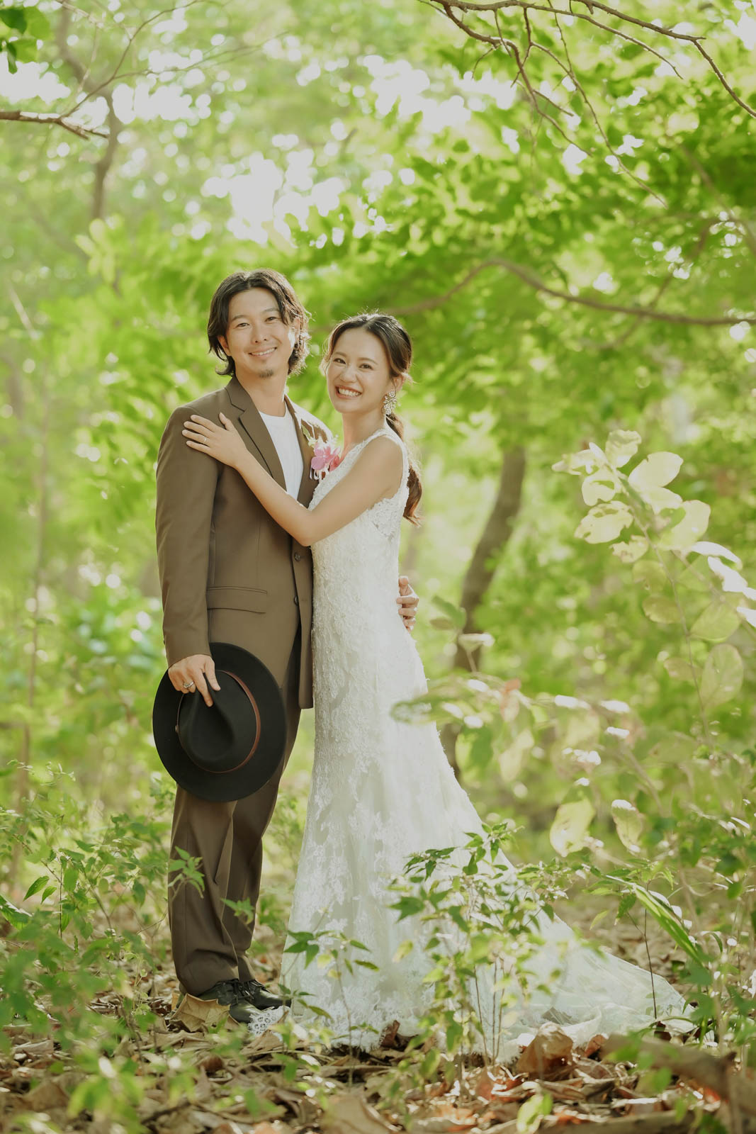 バリ島の森で寄り添う新郎新婦の優しいフォトウェディングショット