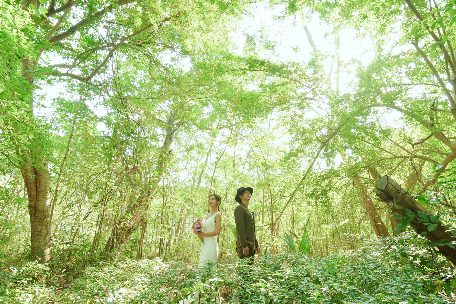 緑のロケーションで撮影されたナチュラルウェディングフォト