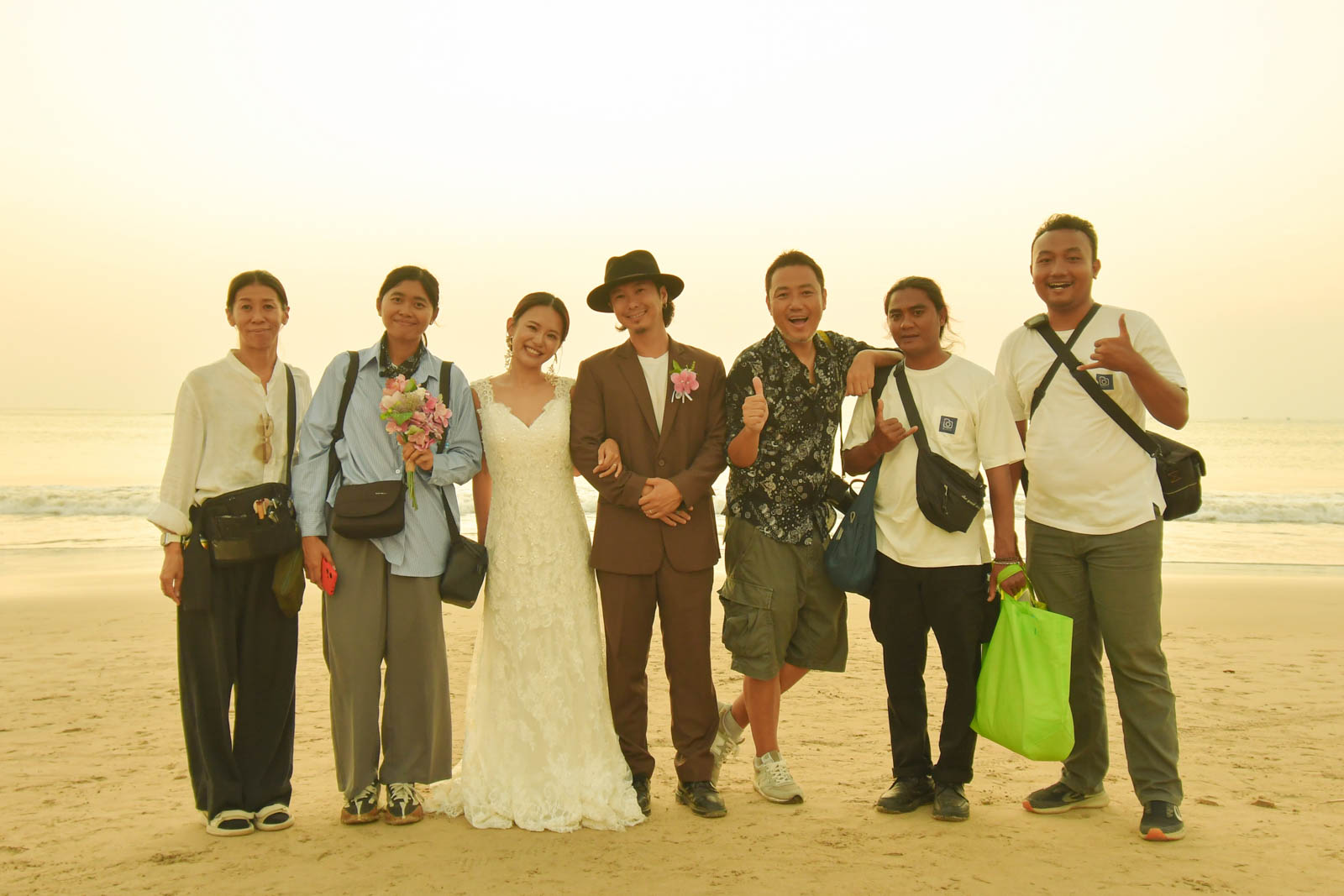 ホリくん＆モモコさんカップルとカメラマンの記念写真