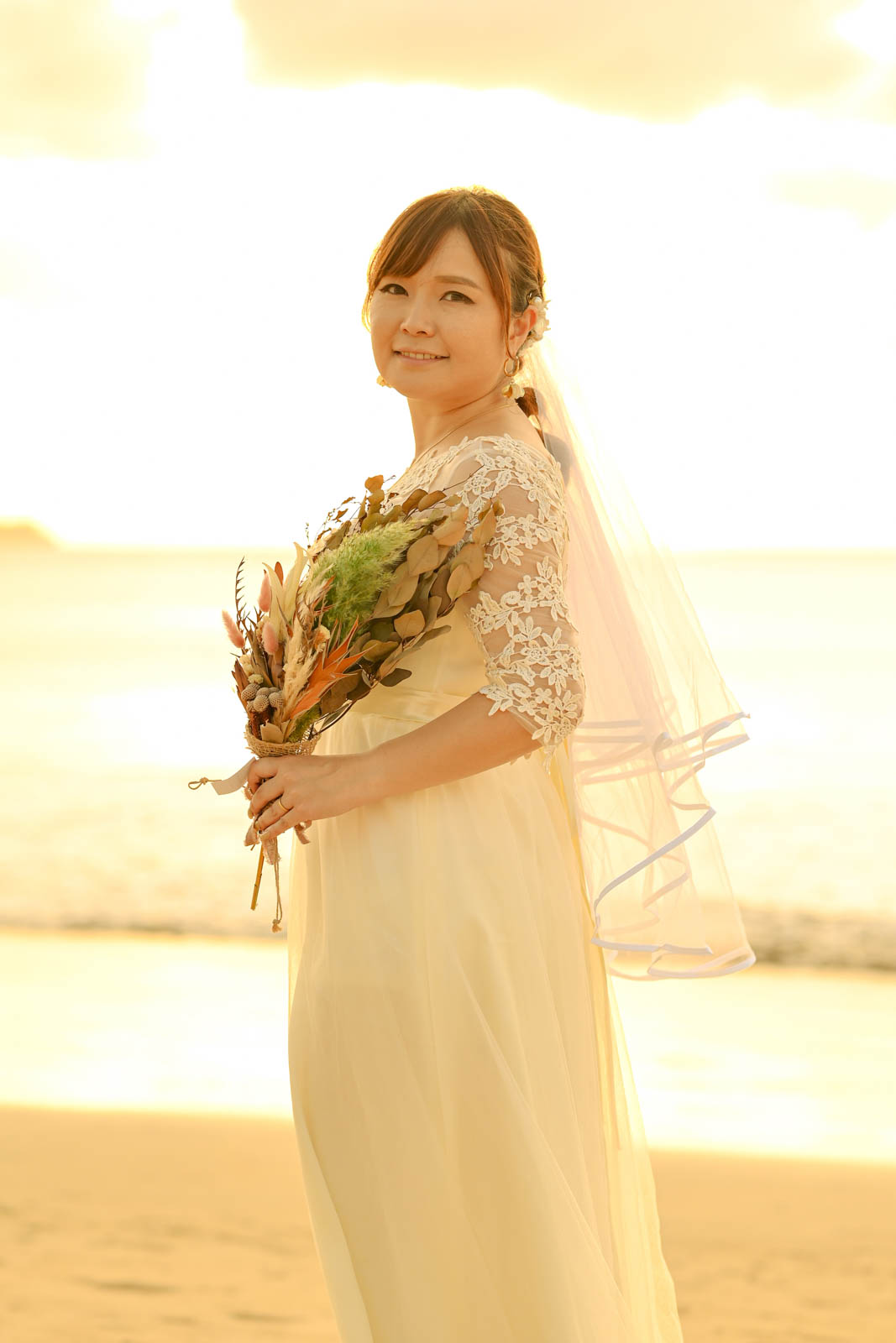 黄金色の光に包まれた新婦のサンセットウェディングフォト