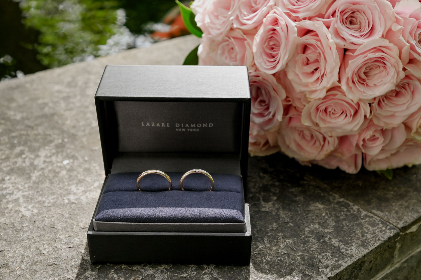 リングケースやブーケを添えて、リングだけを撮影したショット